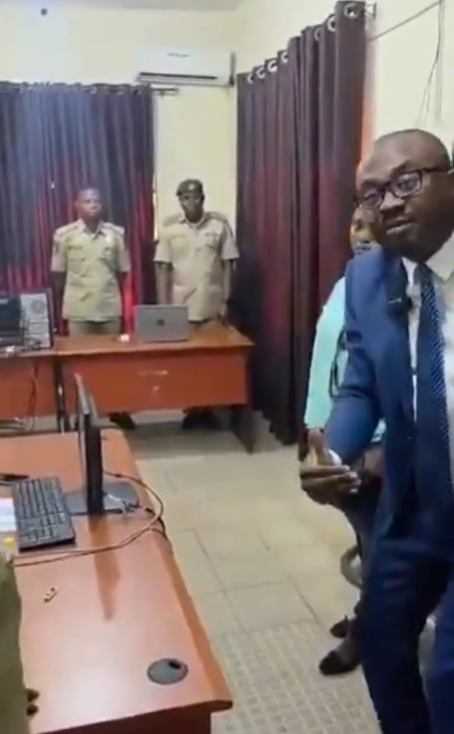 ?Stop wasting people?s time?? Interior minister blasts officials during surprise visit to passport office